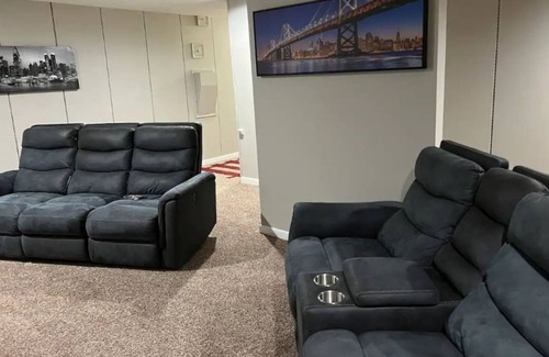 Waldorf House | Cozy basemen/ apartment super close to different entrainment.