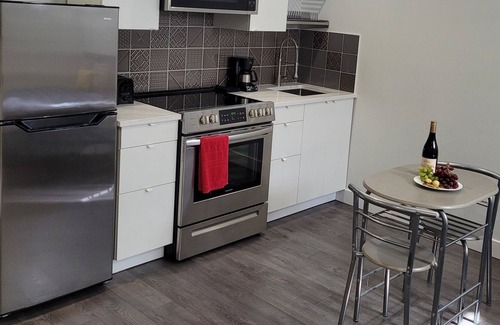 Montreal Apartment | Cozy basement studio 15 mins Down Town.