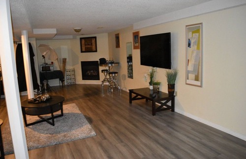South March House | Cozy Basement Space in Kanata North