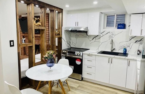 Vaughan House | Cozy Basement Suite Near Hwy 400