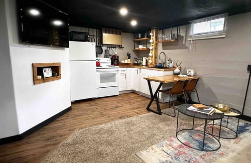 Sheridan Apartment | Cozy Basement w/King Bed |The Yonder Suite