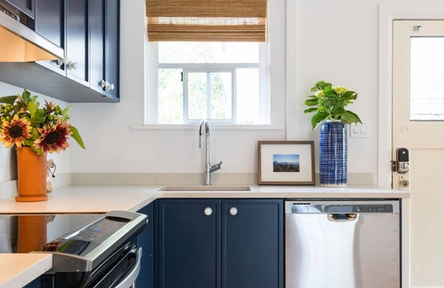 Gibsons House | Cozy beach cottage across from Marina