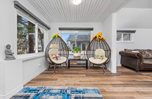Crystal Beach House | Cozy beach cottage minutes from beach!