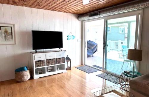 Momauguin House | Cozy Beach - Direct Waterfront!