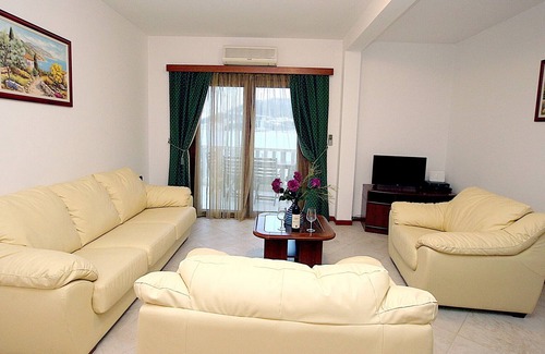 Rafajlovici House | Cozy Beach Front One Bedroom Apartment