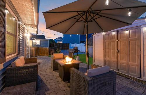 Wall House | Cozy Beach House - 3 Badges, Outdoor Patio, Fire Pit, Grill - 3 Blocks to Beach & Boards