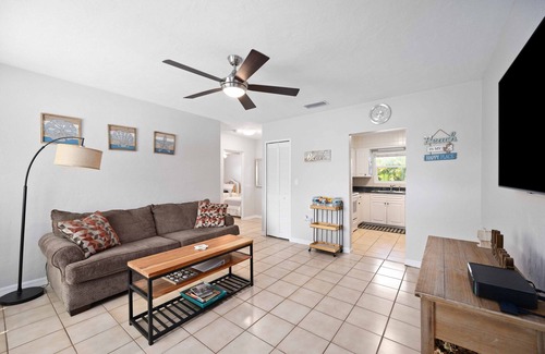 Gulf Gate Estates House | Cozy beach house: 8 minutes to your ultimate tropical getaway in Sarasota! 🌴☀️