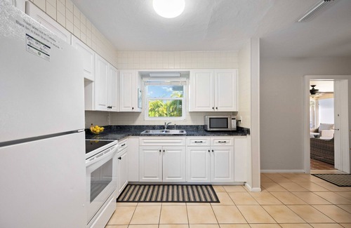 Gulf Gate Estates House | Cozy beach house: 8 minutes to your ultimate tropical getaway in Sarasota! 🌴☀️