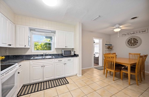 Gulf Gate Estates House | Cozy beach house: 8 minutes to your ultimate tropical getaway in Sarasota! 🌴☀️