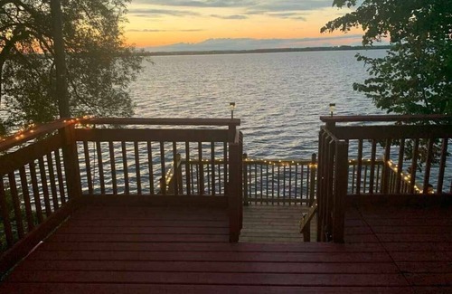 Carrying Place Cottage | Cozy Beachfront Cottage Prince Edward County