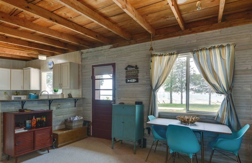 Henderson Cottage | Cozy Beachfront Cottage on Lake Ontario!