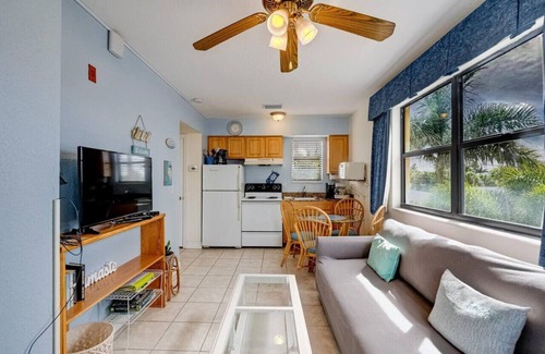 Redington Beach Condo | Cozy Beachside Getaway with Vintage Charm
