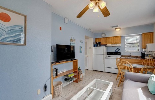 Redington Beach Condo | Cozy Beachside Getaway with Vintage Charm