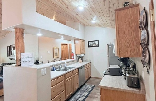 Heber Cabin | Cozy Bear Cabin in Bison Ranch. Near Mongollon Rim. With a relaxing hot tub.