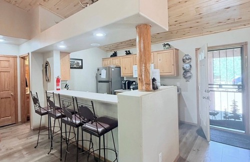 Heber Cabin | Cozy Bear Cabin in Bison Ranch. Near Mongollon Rim. With a relaxing hot tub.