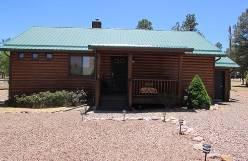 Heber Cabin | Cozy Bear Cabin in Bison Ranch. Near Mongollon Rim. With a relaxing hot tub.