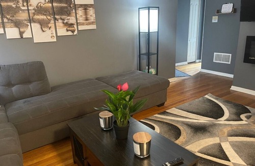 North Kenwood Condo | Cozy Beautiful Condo