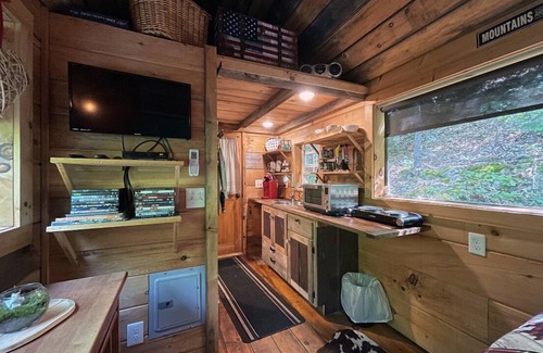 Newport Cabin | Cozy Beavercreek Cabin Retreat – Smoky Mountain Serenity Awaits!