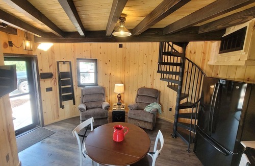 Maxwell Apartment | Cozy Bin 1 bedroom fully furnished short term apartment