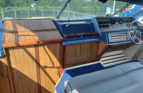 Riverside Boat Rental | Cozy boat in Marina at the base of Spirit Mountain in west Duluth.
