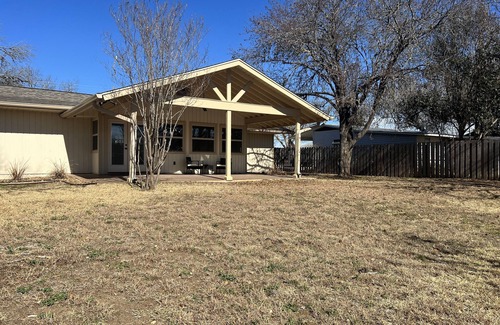 Boerne House | Cozy Boerne home just blocks from the Old No 9 trails and Main Plaza.