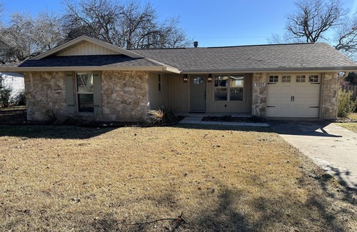 Boerne House | Cozy Boerne home just blocks from the Old No 9 trails and Main Plaza.