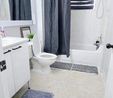 Burnaby House | Cozy Boho Room at the Heart of Vancouver! Private Parking, Self Check-in & just 4 mins to Metrotown!