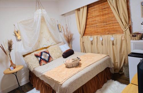 Burnaby House | Cozy Boho Room at the Heart of Vancouver! Private Parking, Self Check-in & just 4 mins to Metrotown!