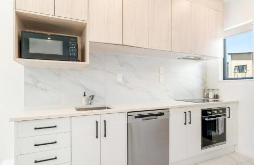 Auckland Villa | Cozy Brand New Townhouse 16