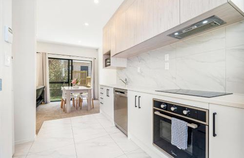 Auckland Villa | Cozy Brand New Townhouse 16