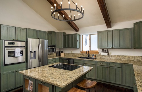 Westridge Ski Chalet | Cozy Breck Chalet - Private Sauna, Hot Tub, Fire Pit + 1.5mi to Breckenridge!