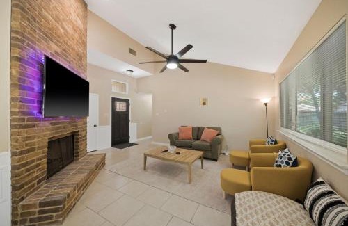 West San Antonio House | Cozy Brick Home