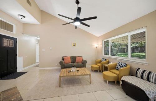 West San Antonio House | Cozy Brick Home