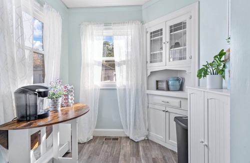 Stockton House | Cozy Brick-house 2BR w/Backyard