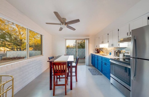 St. Francis Cabrini Apartment | Cozy & Bright/2 BR 1 BA/Central/Spotless