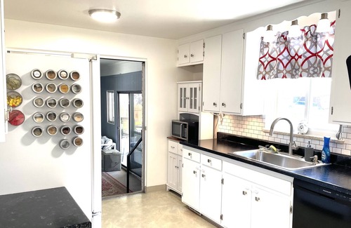 Lamar Heights Area House | Cozy & Bright Entire home with Large Backyard & Patio by historic Olde Town