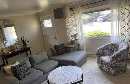 Lamar Heights Area House | Cozy & Bright Entire home with Large Backyard & Patio by historic Olde Town