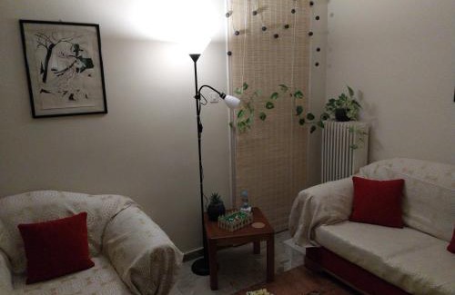 Kolokinthou Apartment | Cozy & Bright Home - 50m from metro station Άg Antonios