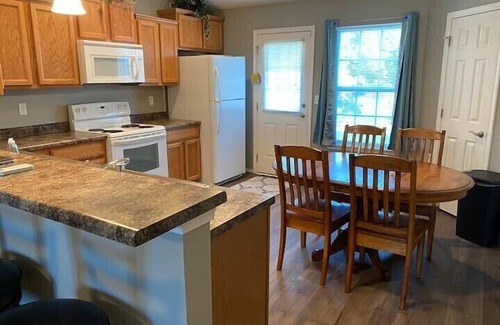 Broken Arrow House | Cozy Broken Arrow Home - Special Pricing for 30+ day stays!