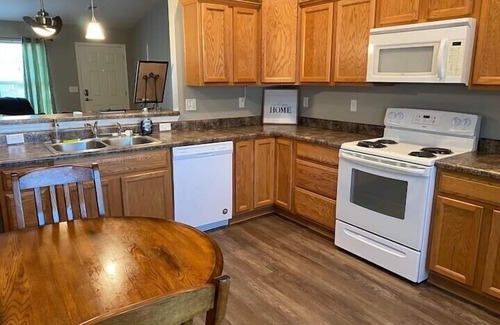 Broken Arrow House | Cozy Broken Arrow Home - Special Pricing for 30+ day stays!