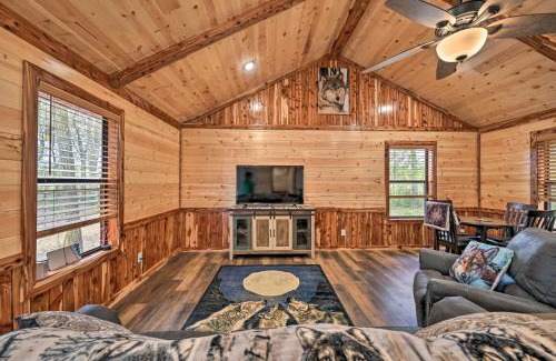Broken Bow House | Cozy Broken Bow Cabin, Walk to the Lukfata Creek!