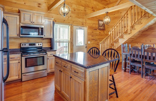 Bryant Cabin | Cozy Bryant Cabin w/ Indoor Pool Access + Hot Tub!
