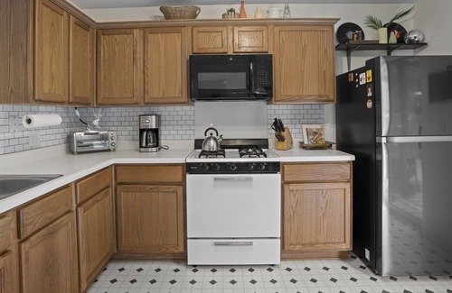 Manor House | Cozy ♥ Budget/Dog Friendly◈ Manor ◈ Yard w/Firepit