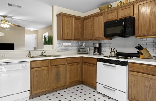 Manor House | Cozy ♥ Budget/Dog Friendly◈ Manor ◈ Yard w/Firepit