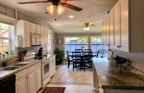 Winter Haven House | Cozy Bungalow - 5 mi Legoland & 0.5 mi Dwntwn