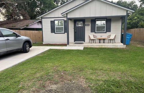 High Springs House | Cozy Bungalow close to downtown High Springs.