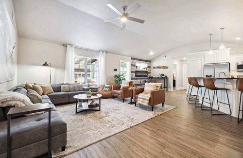 Fayetteville House | Cozy Bungalow-Hot tub-6 mi to UofA & DT-Sleeps 8