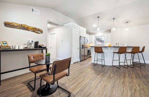 Fayetteville House | Cozy Bungalow-Hot tub-6 mi to UofA & DT-Sleeps 8