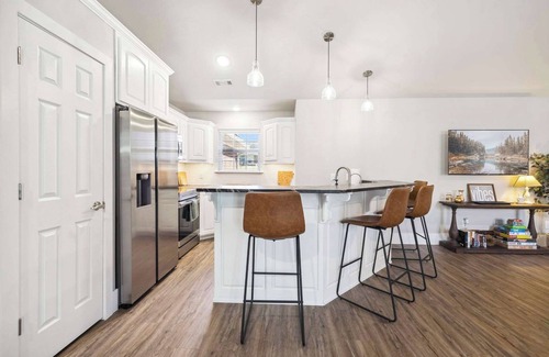 Fayetteville House | Cozy Bungalow-Hot tub-6 mi to UofA & DT-Sleeps 8