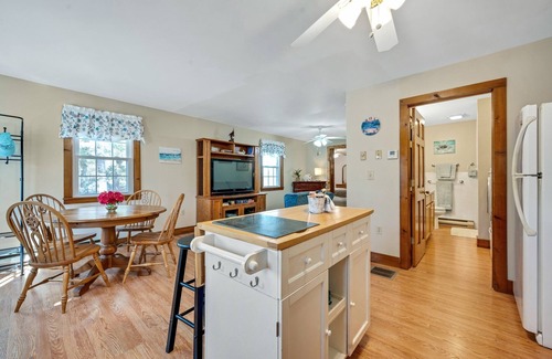 Old Mystic House | Cozy Bungalow Just Minutes From Mystic, Westerly Beaches, Boating And Casinos! 1 Bedroom Bungalow by RedAwning